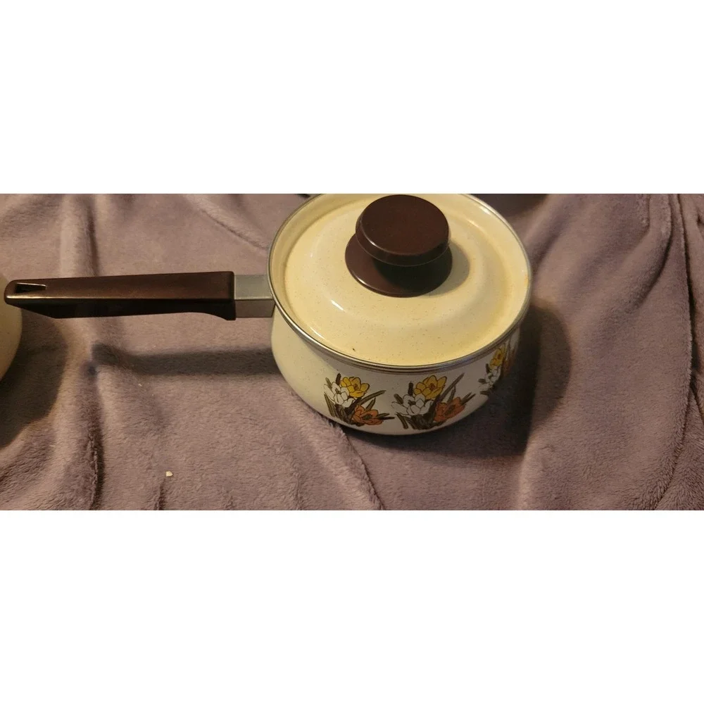 Vintage Floral Enamel Saucepan with Lid Speckled Cream Retro 70s Flower‎ Pot